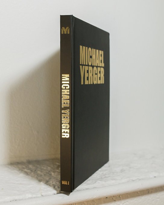 Sale for my nude photo book closes tomorrow so get yours if you plan to! (🔗 in bio) Thank you to all