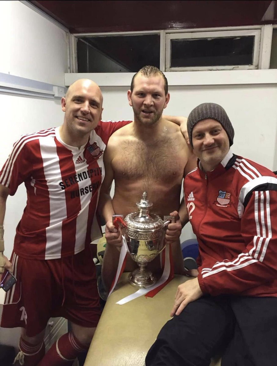 I was fortunate enough to share a changing room with this legend at 2 different clubs. A friend with a character like no other, an unbelievable goalkeeper and an even better person! Why does life have to be so cruel 💔 Sleep well mate 💙💙 #Guesty
