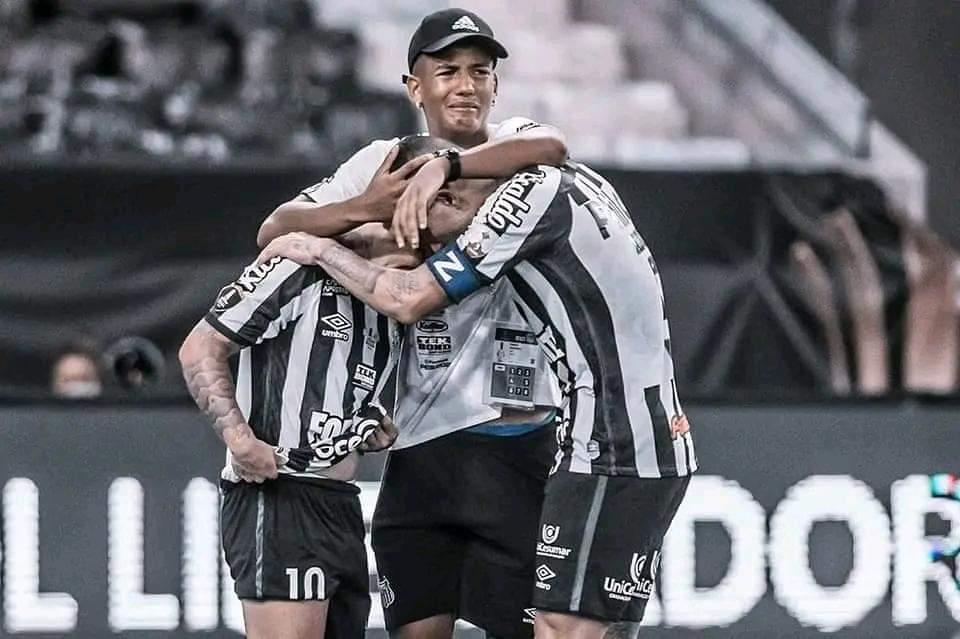 Santosmemes1912's tweet photo. Essas são as fotos que mais me arrebentam https://t.co/1x0QHlEFyg