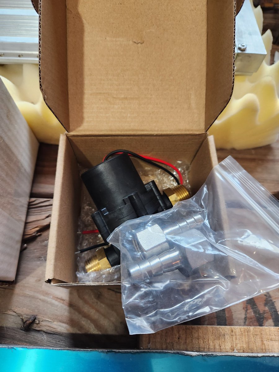 resilient_power's tweet photo. This is the DC pump bought from https://t.co/MAcCSW4bl2. I bought the stainless steel hose connects separately (1/2" Barbed Hose x 1/2" NPT Female) https://t.co/k6vhaBINNp