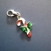 siobhan_shivaun's tweet image. #AdventCalendar  #9thDecember 

Today's enamel on silver charm....a
 red and white candy cane, with a green bow!