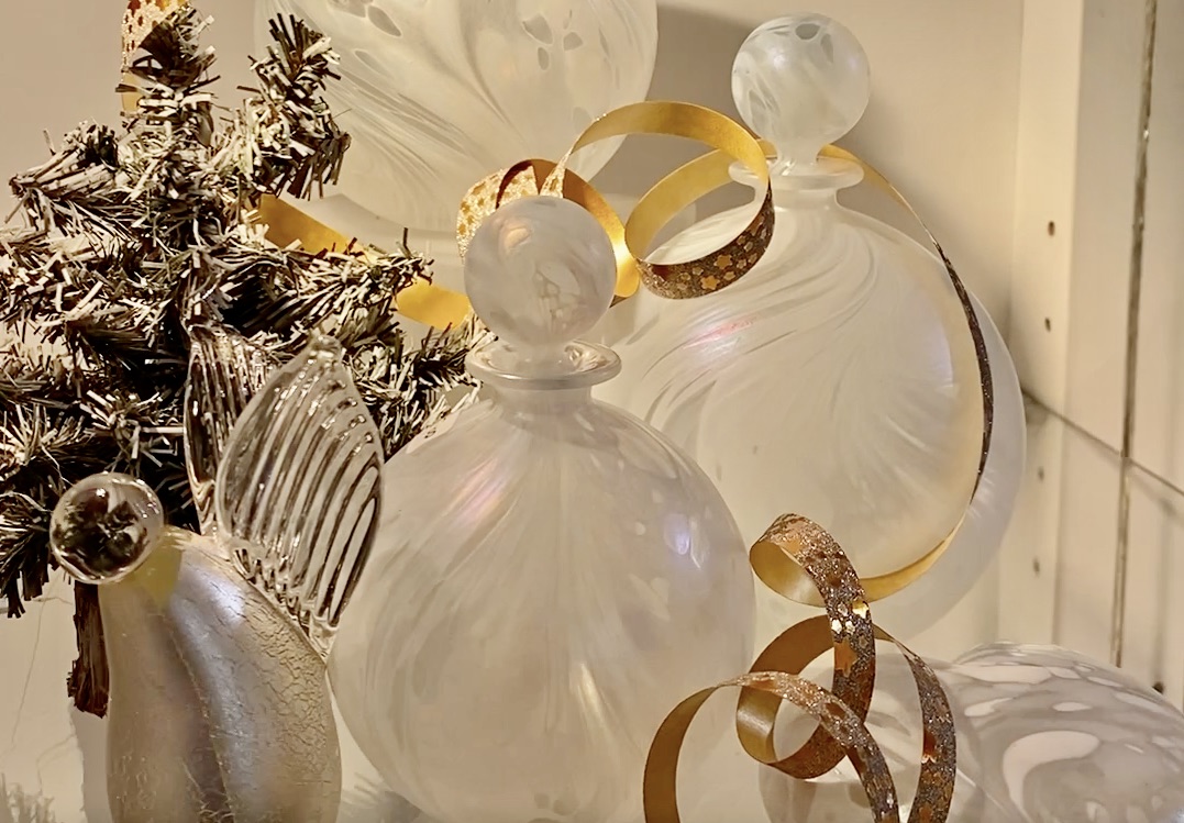 IOWSG1's tweet photo. Located at the very top of Arreton Barns #familybusiness #handmadeluxury #handmadeuk #studioglass #festivegifts Wightlink Isle of Wight Ferries Alfredston Art Glass &amp; Collectables Caffe Isola fitch &amp; fellows B&amp;W THORNTON OF STRATFORD-UPON-AVON John Corley Stained Glass Studio https://t.co/pv7o5UPZv2