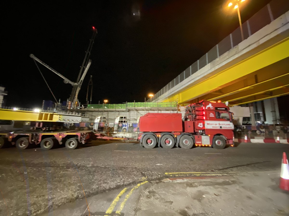 HeavyLiftHQ's tweet photo. Leeds Regent Street Project.
Delivery of Girders by West of Scotland Heavy Haulage. Installation by the AC1000 (Baldwins Crane Hire)
#leeds #regentstreet #balfourbeatty #constructionindex #engineeringuk https://t.co/c0KqXdU0JL