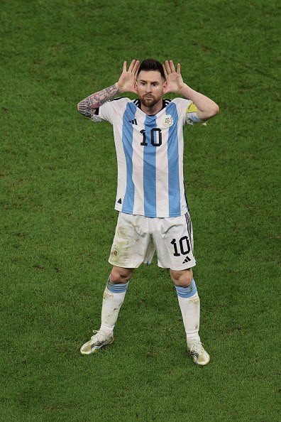 Asistencia galáctica de Messi y golito para meter a Argentina en semifinales del Mundial. No está mal para un acabado de 35 años. Un abrazo a todos los que día tras día intentáis enterrar al mejor jugador que han visto vuestros ojos, paciencia, algún día se retirará. Hoy no.