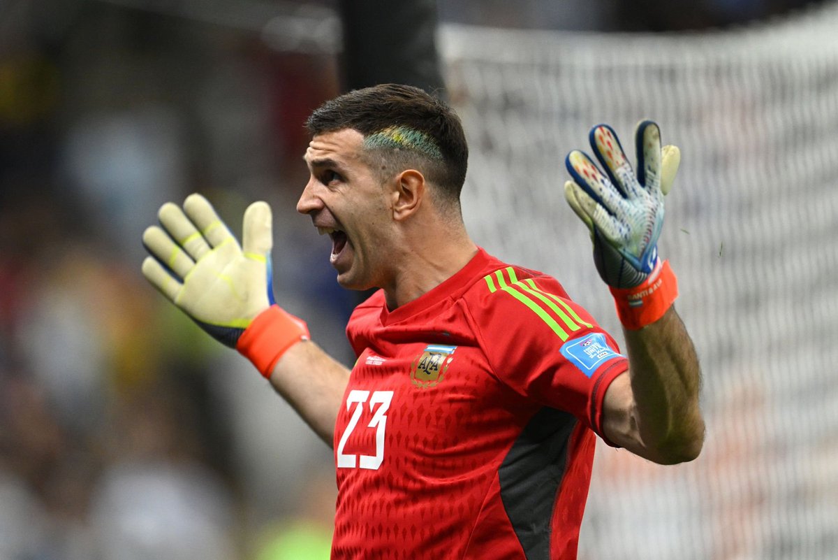 garciabassino's tweet photo. Nos tuvimos que bancar todo el año leer que este animal estaba sobrevalorado. Le buscaban hasta el mínimo error para burlarse.

Gracias hoy y siempre, Dibu. Los argentinos te amamos. https://t.co/yiM7CHnA66