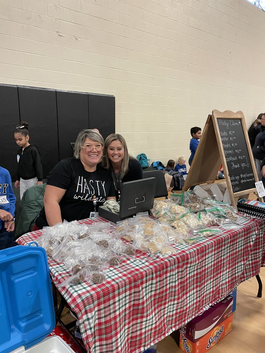 unifiedchamplhs's tweet image. Big thanks to all staff, students, parents, and community members for making this years Winter Bazaar such a success! We appreciate everyone who came and helped, as well as purchased items to support EC departments across the area!⛄️