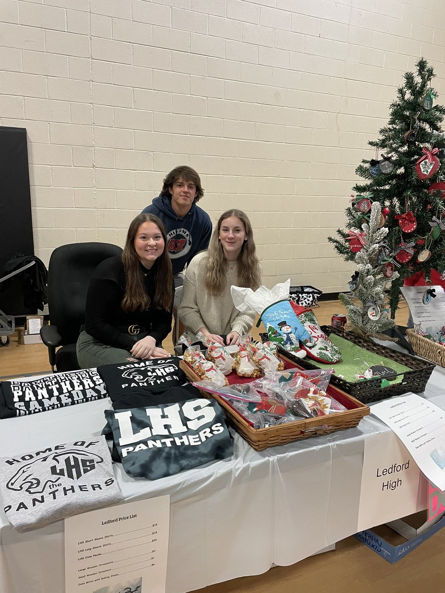 unifiedchamplhs's tweet image. Big thanks to all staff, students, parents, and community members for making this years Winter Bazaar such a success! We appreciate everyone who came and helped, as well as purchased items to support EC departments across the area!⛄️