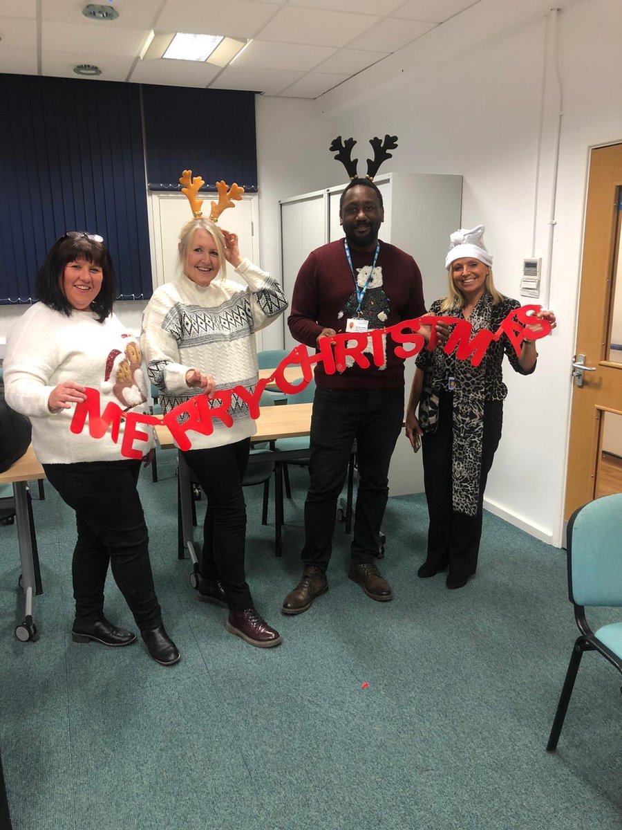 MDentalHospital's tweet photo. #mcrdcpschool donning some fab Christmas jumpers π #udhm #christmascheer https://t.co/6nFPw98Yup