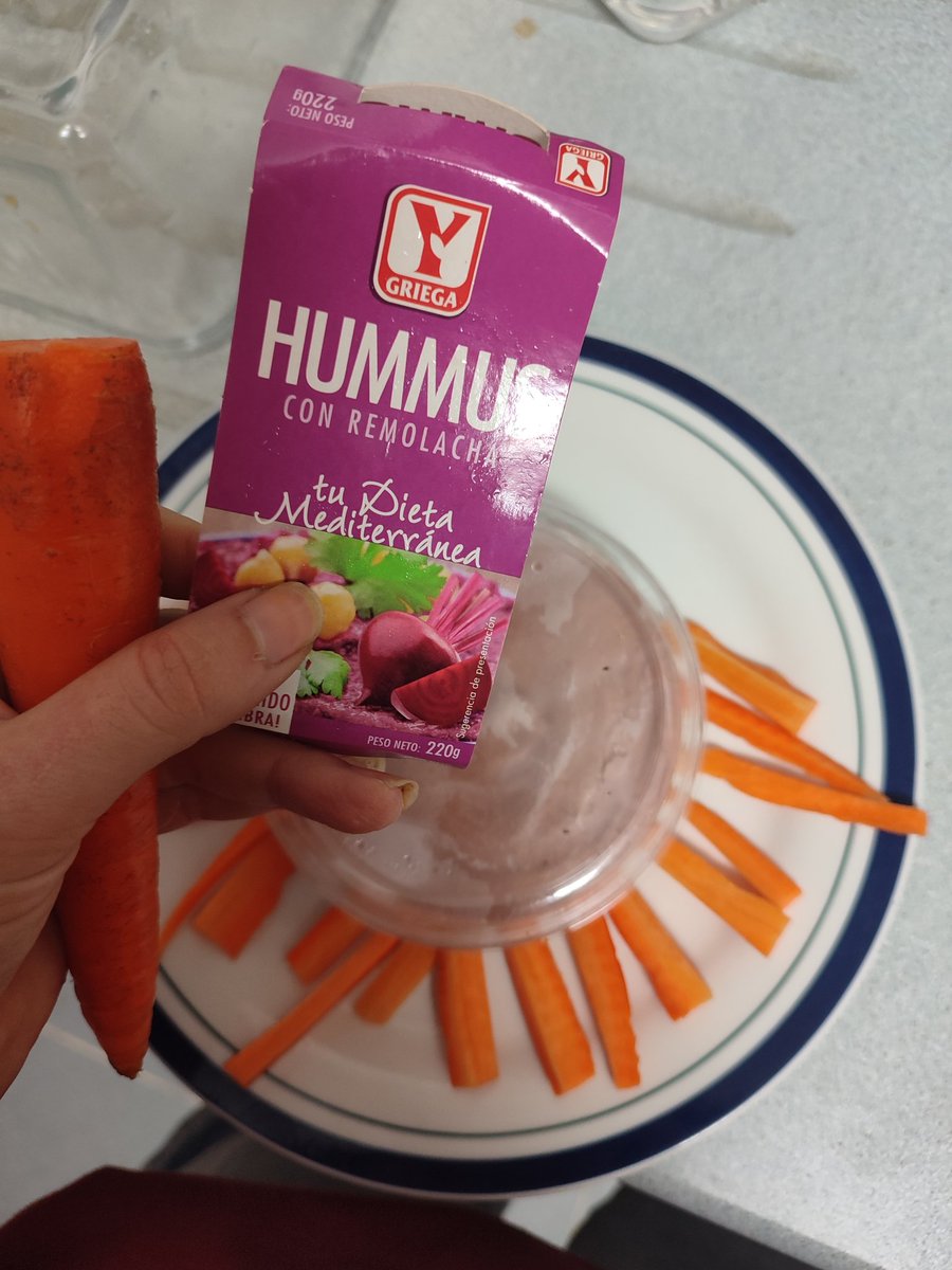 MartaFaka's tweet photo. El hummus de remolacha con zanahorias para picar está estupendo 🥺 https://t.co/vY1E3g6ZCw