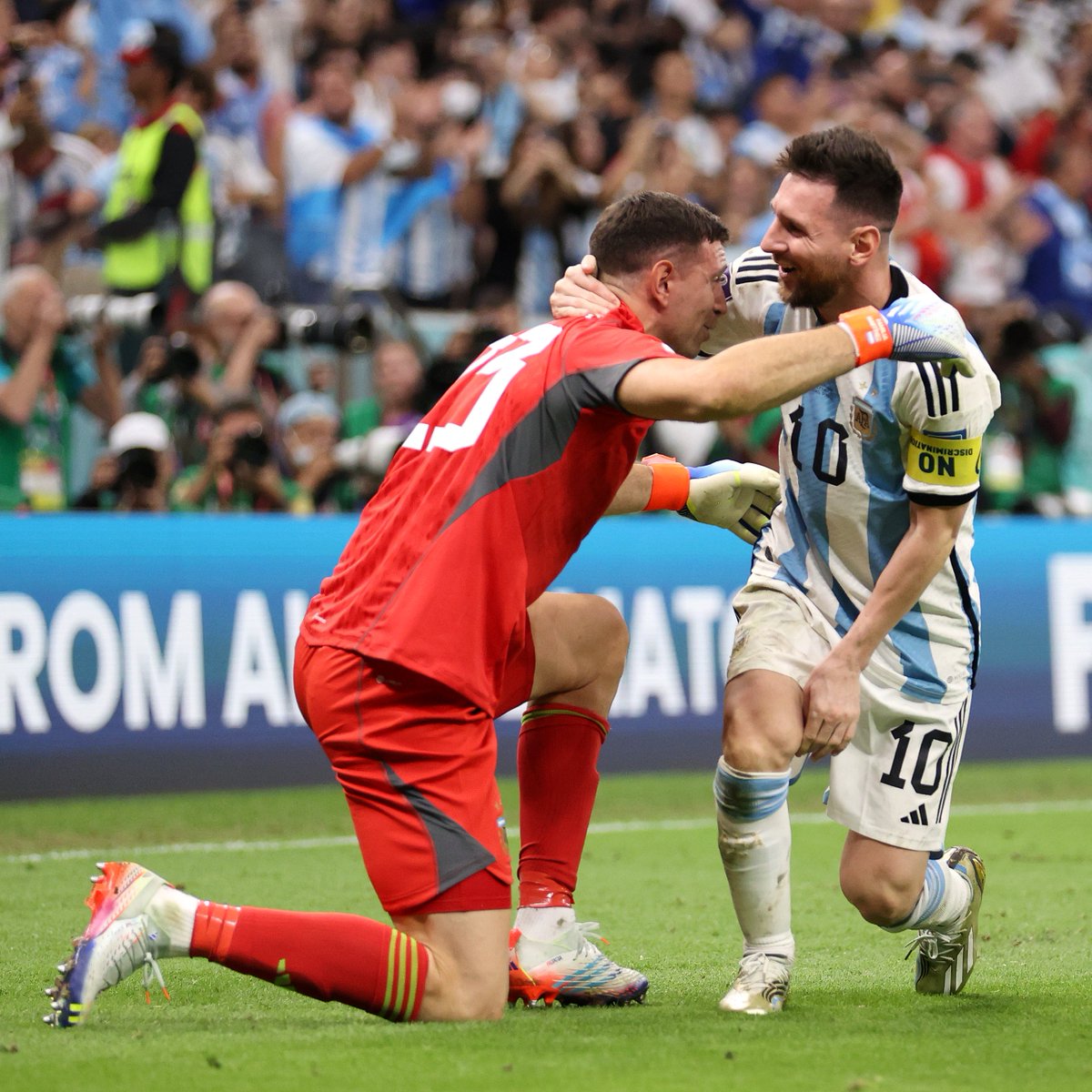 NUESTROS HÉROES ©️🤝🧤