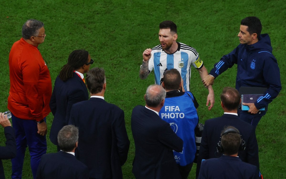 ESbeINSPORTS's tweet photo. 🚨 MESSI DICIÉNDOLE A VAN GAAL QUE HABLÓ DE MÁS ANTES DEL PARTIDO 😳

#Qatar2022  #FIFAWorldCup #NED #ARG https://t.co/UnDb1mNC4w