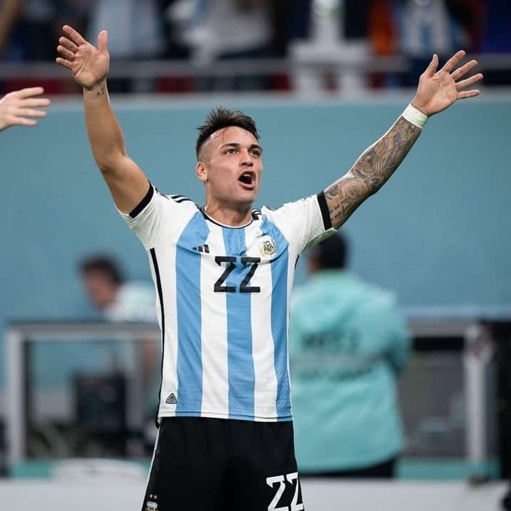 MaxxPinto's tweet photo. Vamos carajo, tanto que criticaban a Lautaro Martinez, lo vieron llorar a Messi mientras lautaro se estaba acomodando para patear? nadie mas que el se merecía este gol, dale dibu, Te amo selección! Gracias muchachos!!🇦🇷 https://t.co/50rLHS0VGA