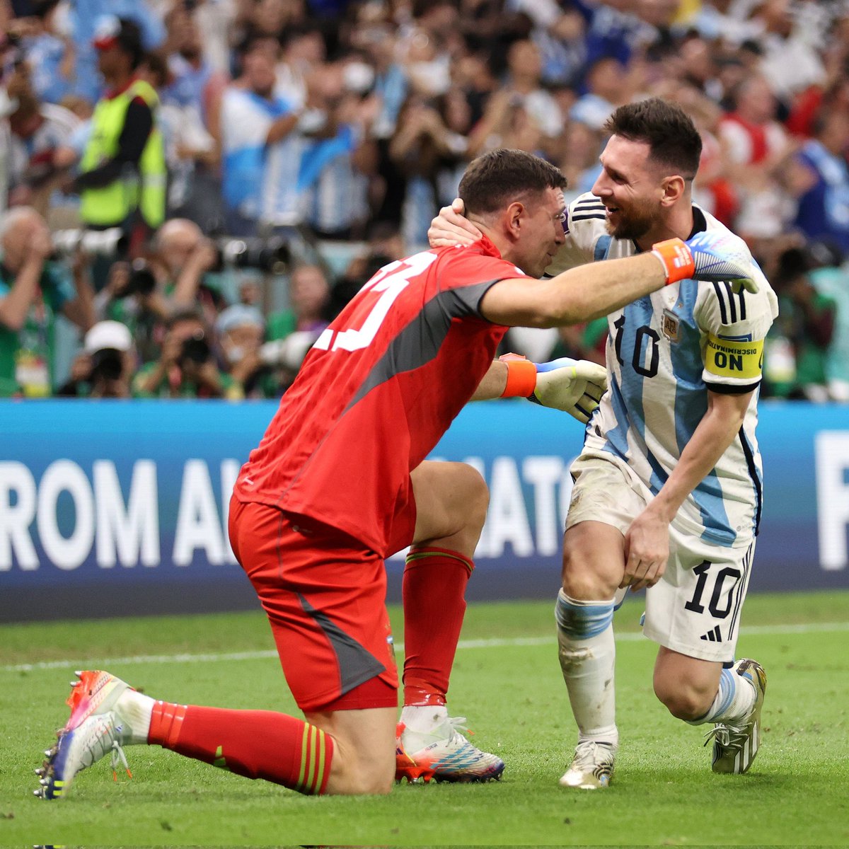 PortalOffside's tweet photo. ¡ ARGENTINA A SEMIFINALES DEL MUNDIAL !

[#FINAL] Tras empatar 2-2 en los 120', #Argentina🇦🇷 venció por penales 4-3 a #PaisesBajos🇳🇱 y jugará ante #Croacia🇭🇷 la semifinal de la #FIFAWorldCup .

#ARG 2(4)-2(3) #NED 
📸FIFA https://t.co/NF4dow2nO3