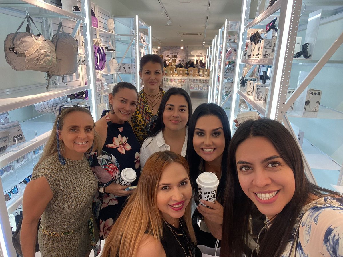 Brendadamaro's tweet photo. A nosotras que no nos gusta la compradera… y llega a Playita
ALE-HOP.
#Ricooo #MásOpcionesDeCompradera #NoSeNosDa #LosCaballerosNoCuentan 🤪 https://t.co/E028bRYi9G