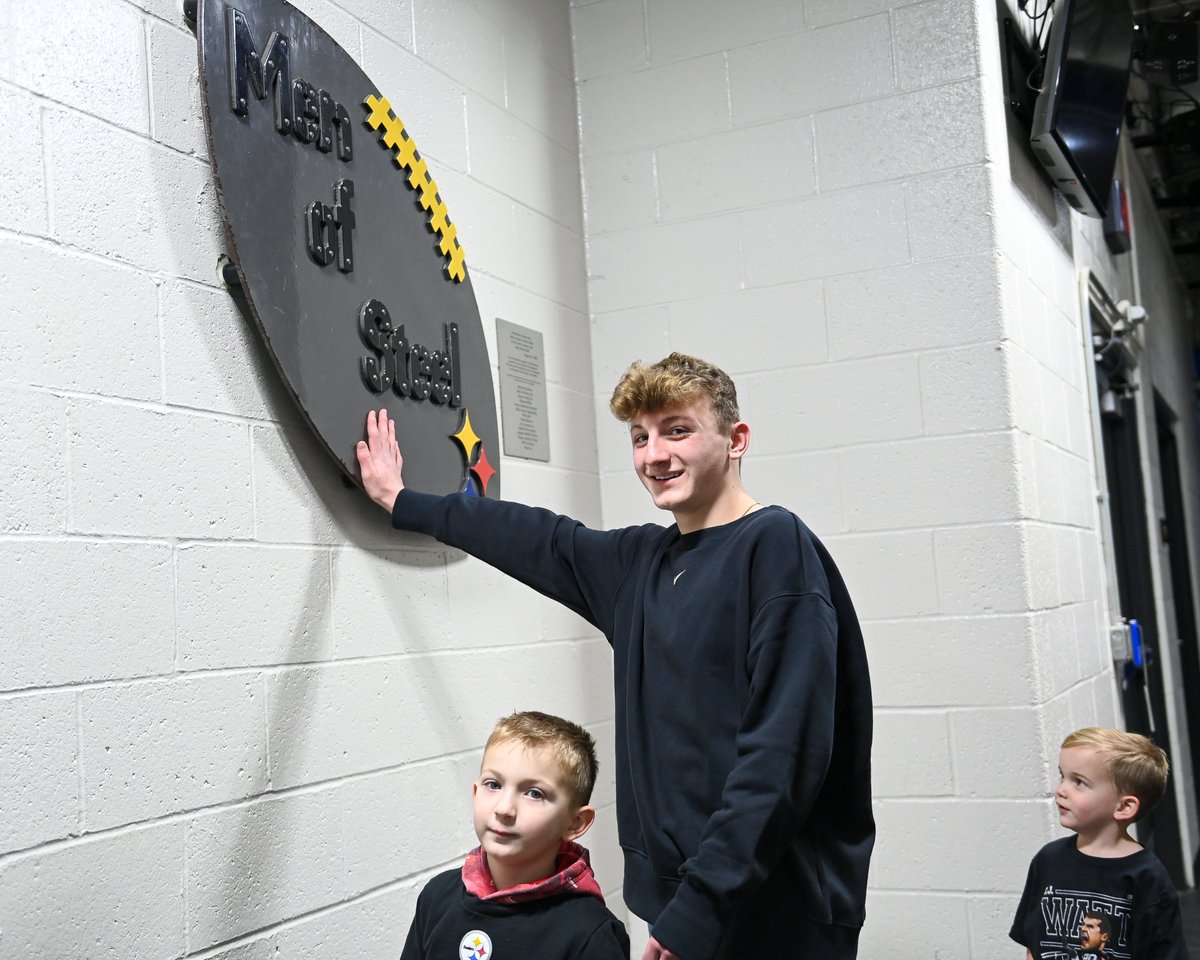 .@pharvin27 & @The_fridge53 surprised a family of #Steelers fans from Uplifting Athletes with tickets to the Week 14 game against the Ravens & got a private tour of @AcrisureStadium. 