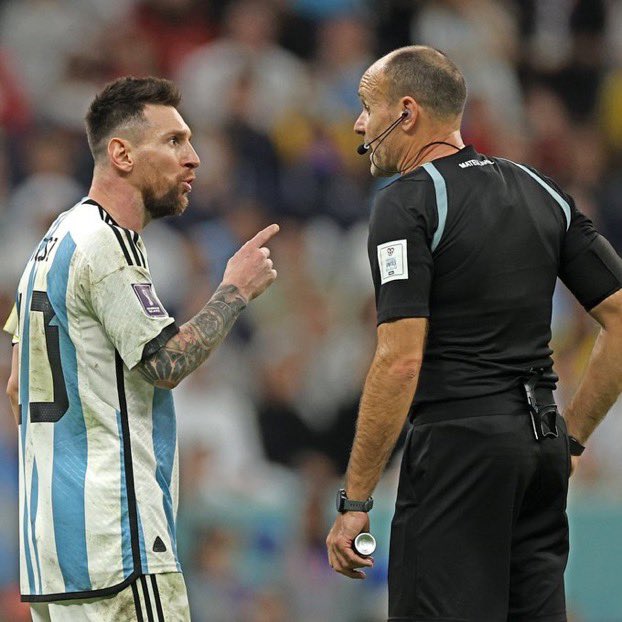 ‘Scheids, als je nog een keer een gele kaart geeft, mag jij straks geen selfie met mij maken” #NedArg #Messi