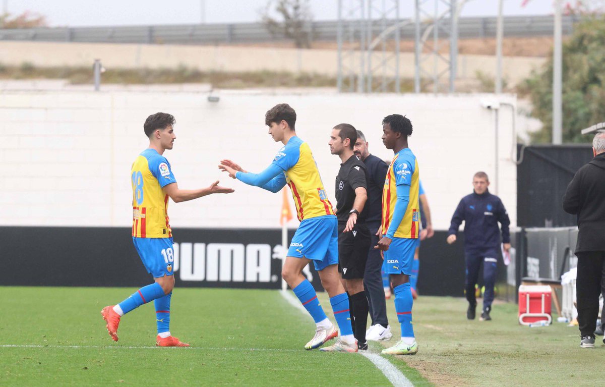 atleticamistat's tweet photo. Es un orgullo para nuestra escuela que un #azul criado en Quatre Carreres haya debutado con el primer equipo del VCF. Enhorabuena @carlisrodriwez. ¡Te lo mereces! 💙

#EscolesVCF @academiavcf 🦇

📸 @superdeporte_es https://t.co/47haT7WA4x