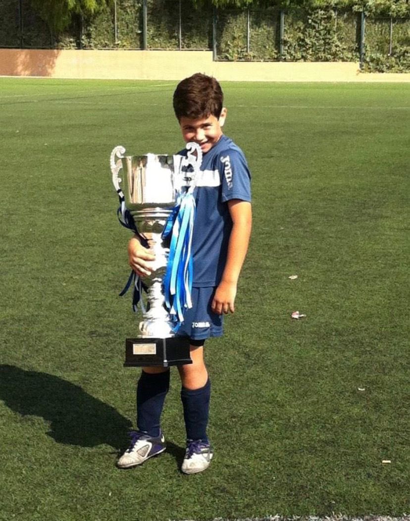 atleticamistat's tweet photo. Es un orgullo para nuestra escuela que un #azul criado en Quatre Carreres haya debutado con el primer equipo del VCF. Enhorabuena @carlisrodriwez. ¡Te lo mereces! 💙

#EscolesVCF @academiavcf 🦇

📸 @superdeporte_es https://t.co/47haT7WA4x