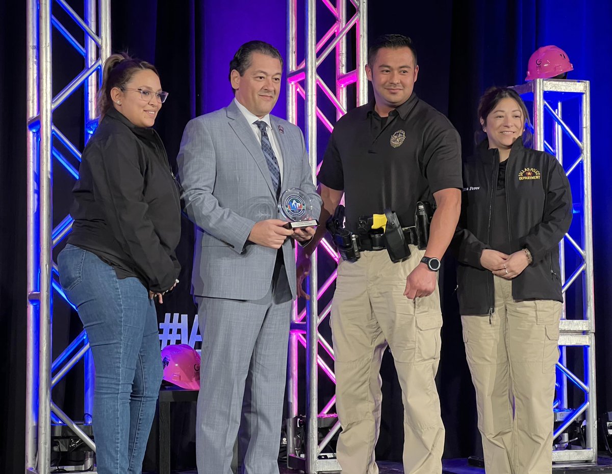 DFWRHCA's tweet photo. Thank you so much to @DPDUnidos for this recognition and token of appreciation!
#IAMLUNA #Construction #Contractors #Construccion #Contratistas https://t.co/h1qcP5s1EE