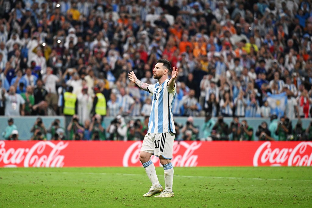 _FaridKhan's tweet photo. Lionel Messi show at 3AM in the night followed by Babar Azam's magic at 10AM in the morning. Life is good, Alhamdulilah 🐐🐐♥️♥️

#FIFAWorldCup #PAKvENG https://t.co/DRv08BkAAQ