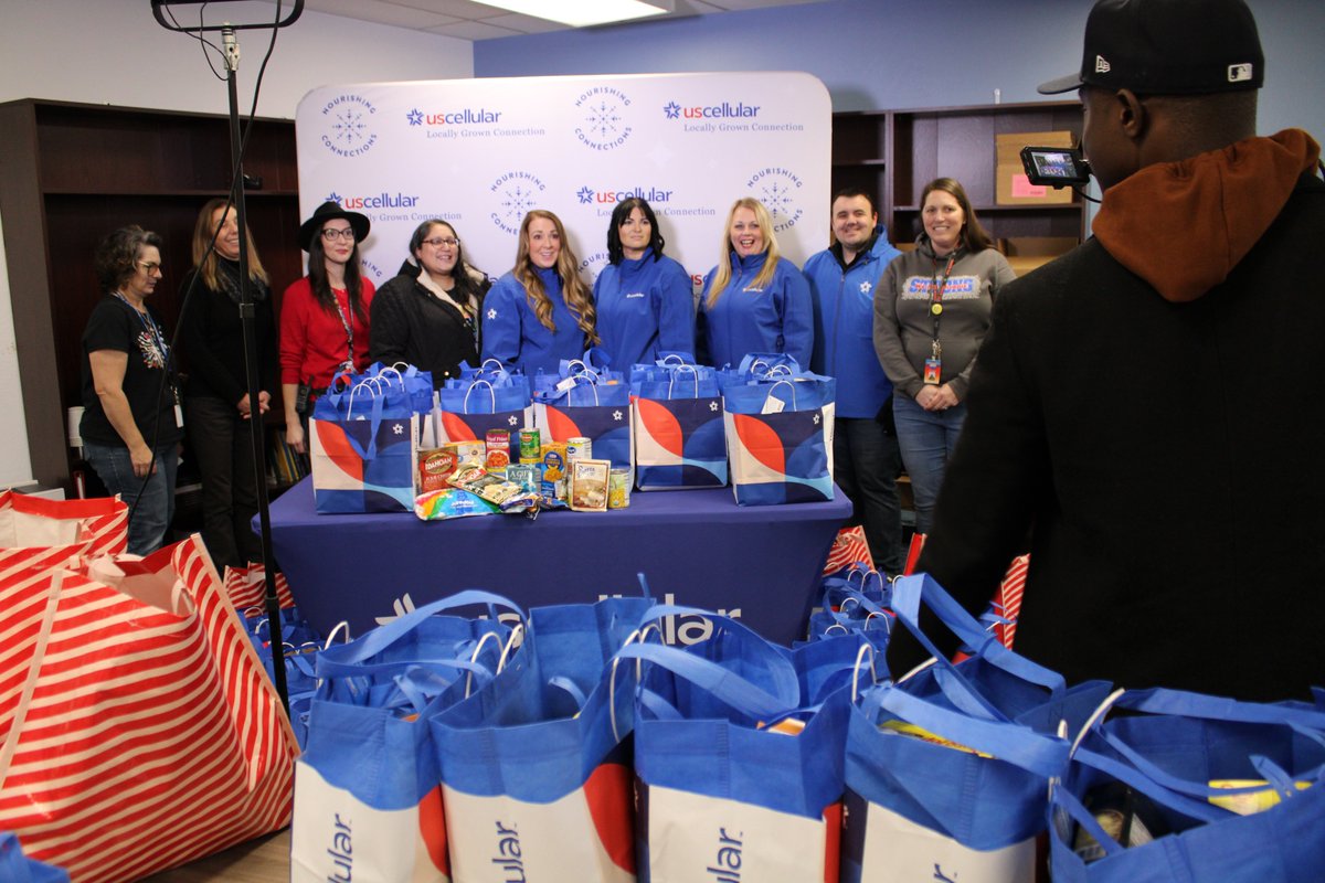 Phoenix_Talent's tweet photo. Our Community Care team and some representatives from @UScellular, which donated $5K to the cause, put together about 100 holiday food bags yesterday that will go out to our families in need. What a great partnership. https://t.co/0nnVl9o3cF