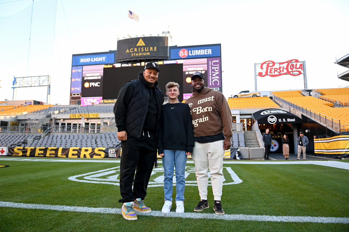 .@pharvin27 & @The_fridge53 surprised a family of #Steelers fans from Uplifting Athletes with tickets to the Week 14 game against the Ravens & got a private tour of @AcrisureStadium. 