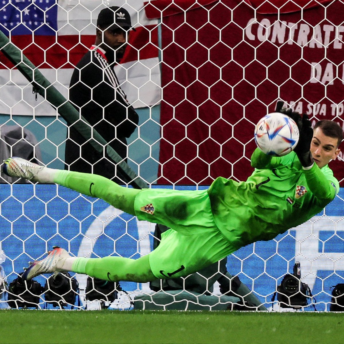 CKOBIOR's tweet photo. Argentina vs Croatia shouldn't reach the penalty shout-out, I won't stand it mahn. Livakovic vs Emi Martinez between the sticks would be crazy😵 https://t.co/DQYQzZdpMg