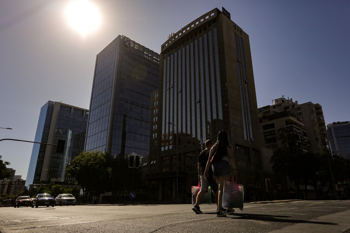 Se esperan hasta 40 grados en la zona central

"Los más pequeños se van a deshidratar mucho más rápido": Ricardo González, urgenciólogo Clínica Alemana.

📡 EN VIVO | #PautaFinal → bit.ly/3eFn43C