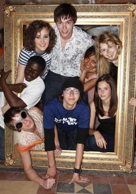 Kaya Scodelario sobre um reboot de Skins: 

“Foi algo do seu tempo, antes das redes sociais e único pra uma certa geração que cresceu no UK. Essa história seria bem diferente agora por causa das redes sociais, é uma outra geração. Não acho que teria o mesmo impacto.”