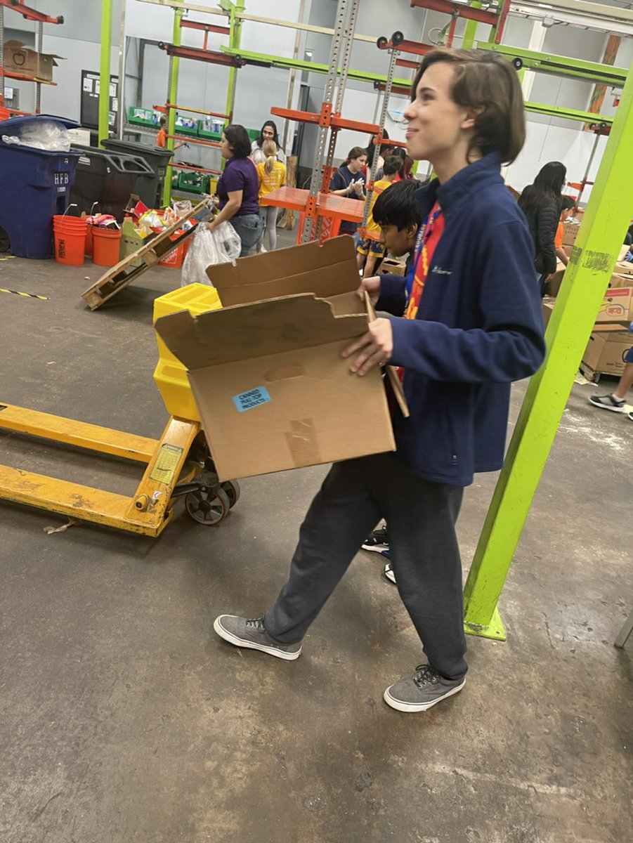 Nimitz9_AISD's tweet photo. It's definitely the "GIVING SEASON!" N9 Student Council members showed their support by volunteering at the Houston Food Bank earlier this week. How will you show love and support for others this season? #GoldStandard #1Goal #Go4Gold #GiveBack #StuCoRocks #supportothers https://t.co/pSG6U0KUtU