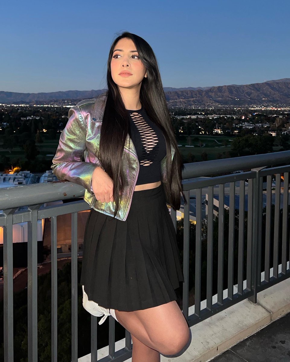 Daniela Azuaje on Twitter: "Me tomé mil fotos… •Solo me gustaron estas dos•😂"