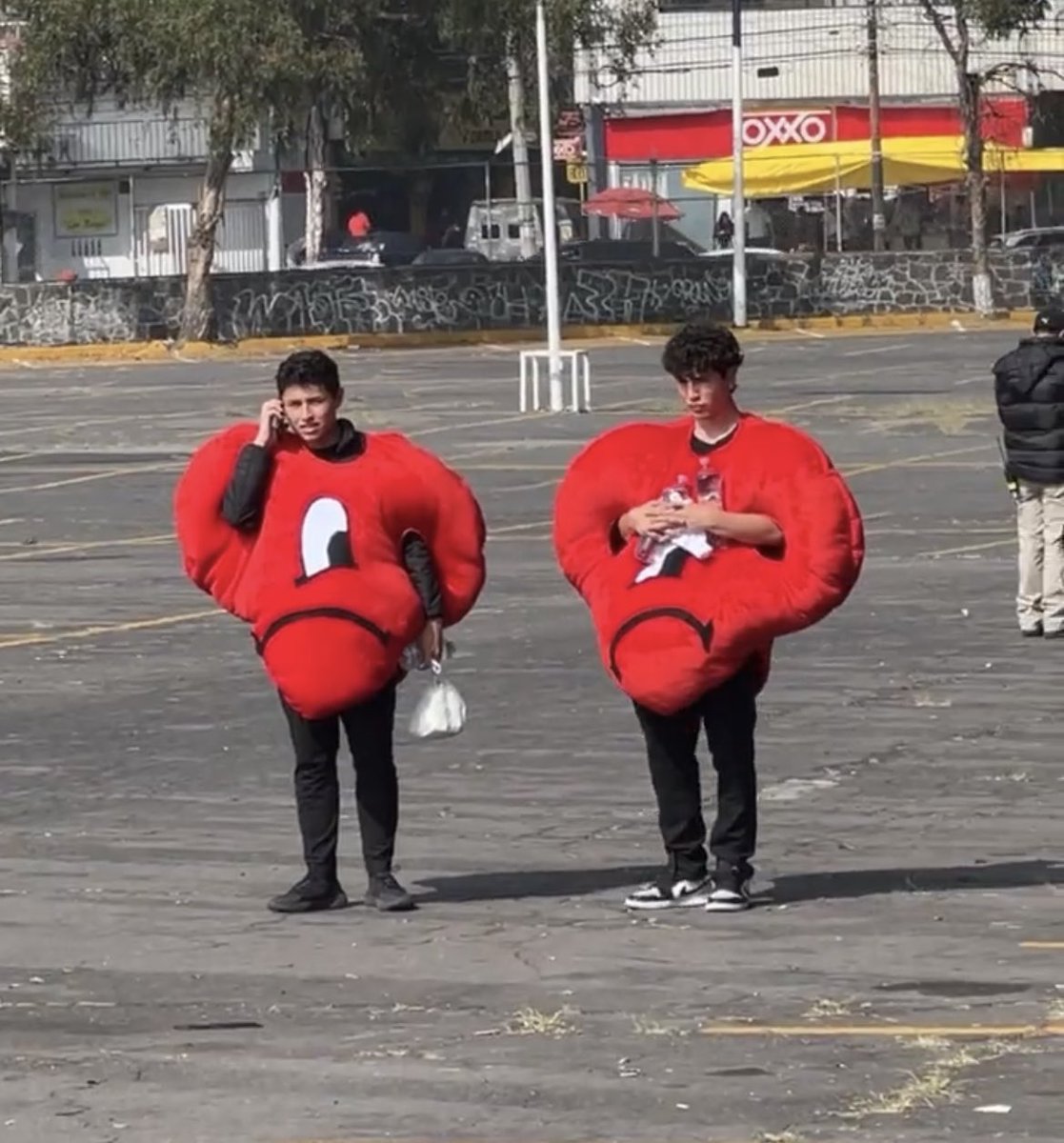 Carrlanders's tweet photo. Vi un video de estos dos corazoncitos tristes porque sus boletos tampoco pudieron pasar y no mames…
Pvto @Ticketmaster_Me los ODIO. https://t.co/8y1AWd0fhv