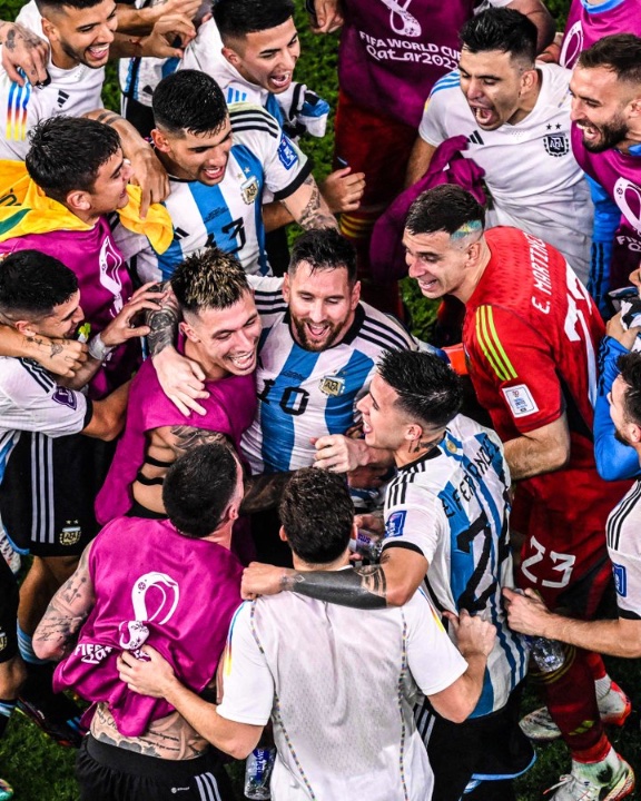 AndyStalman's tweet photo. A todos los que estan bardeando porque no soportan que Argentina sea una de las 4 mejores selecciones de la Copa del Mundo sigan bardeando que nosotros seguimos celebrando 🇦🇷💙🇦🇷💙

#VamosArgentina 
#VamosArgentinaLPM https://t.co/314wuxZGoe