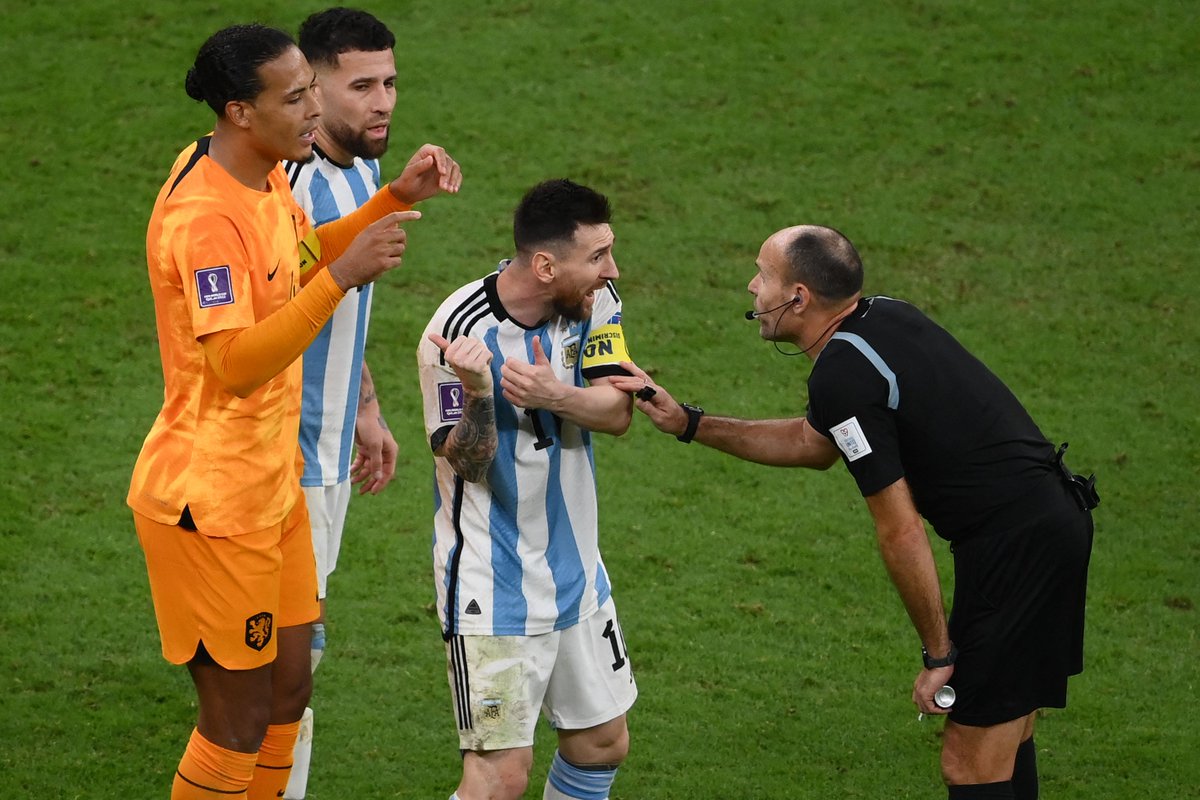 sport's tweet photo. 🚨 Messi sobre Mateu:

“No quiero hablar del árbitro porque no puedes ser sincero, si hablas te sancionan, la FIFA debe pensar en ello. No puede poner un árbitro que no está a la altura” https://t.co/jIlv66Nx16