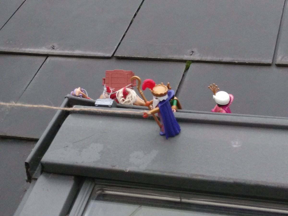fionakclark's tweet photo. Day 10:
See the wise lads o'er the grey skylight
Beneath the rooftop tiles
And ere the day will turn tae night
They have still to cover miles
#FollowThatStar
(1/2) https://t.co/t1NRAW1yPk