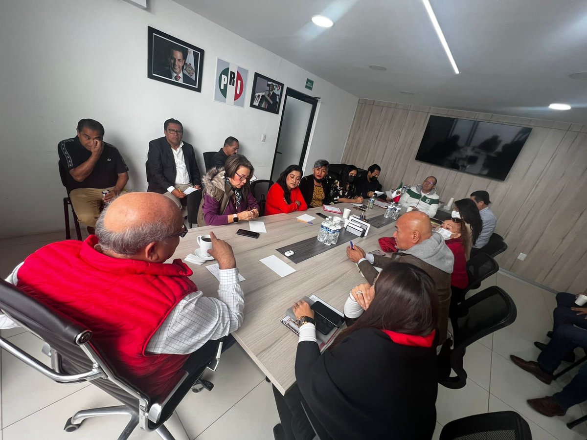 JavierVillacana's tweet photo. En seguimiento a las acciones que tenemos en marcha, hoy me reuní con los integrantes del CDE del @PRIOaxaca_ Vamos a redoblar la gestión social, promover la cultura, reforzar los programas de abasto, la capacitación, la afiliación, entre otras actividades. https://t.co/PDFHHJNuVk
