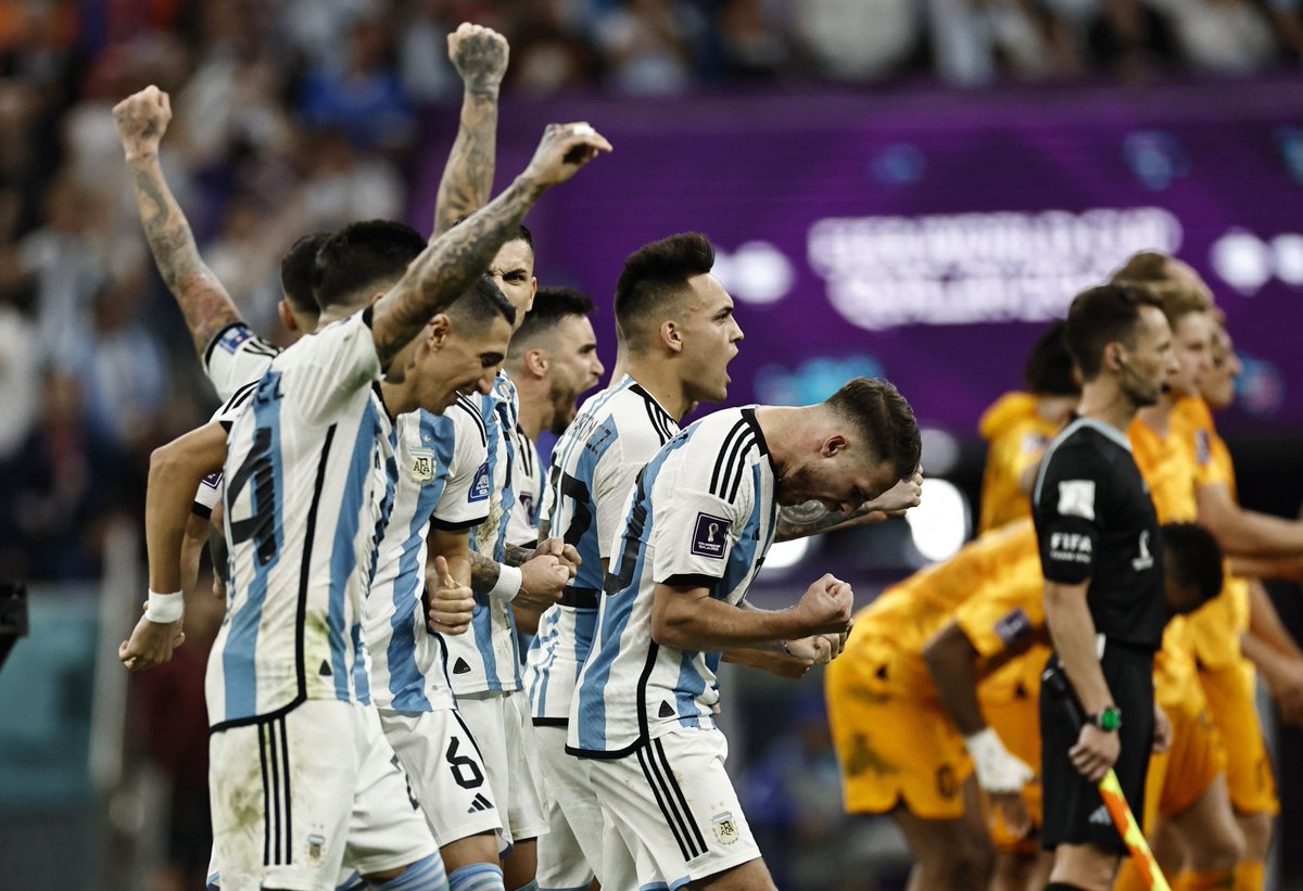 infobae's tweet image. Los festejos de la Selección Argentina 🇦🇷 #Qatar2022 infob.ae/3F7yaeQ