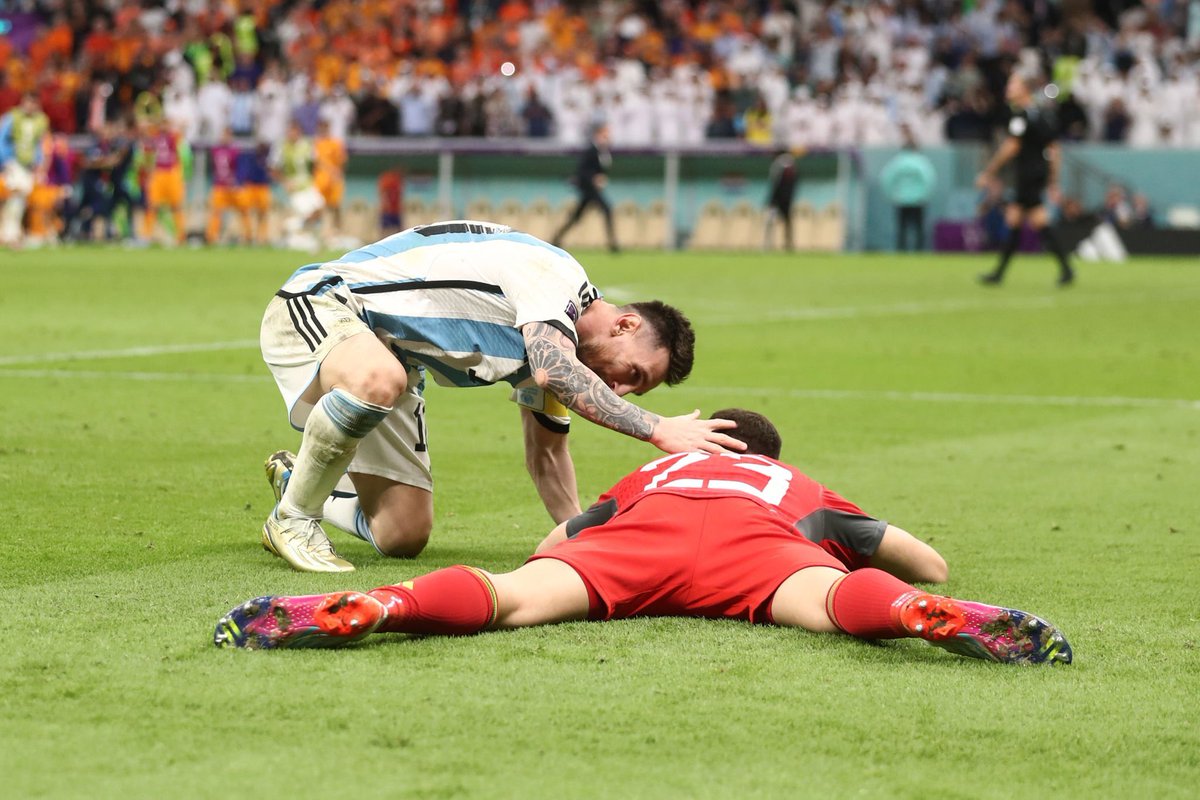 WeAreMessi's tweet photo. Leo Messi with Emi Martinez after the final penalty! 😍😍 https://t.co/Yik5ed5MzQ