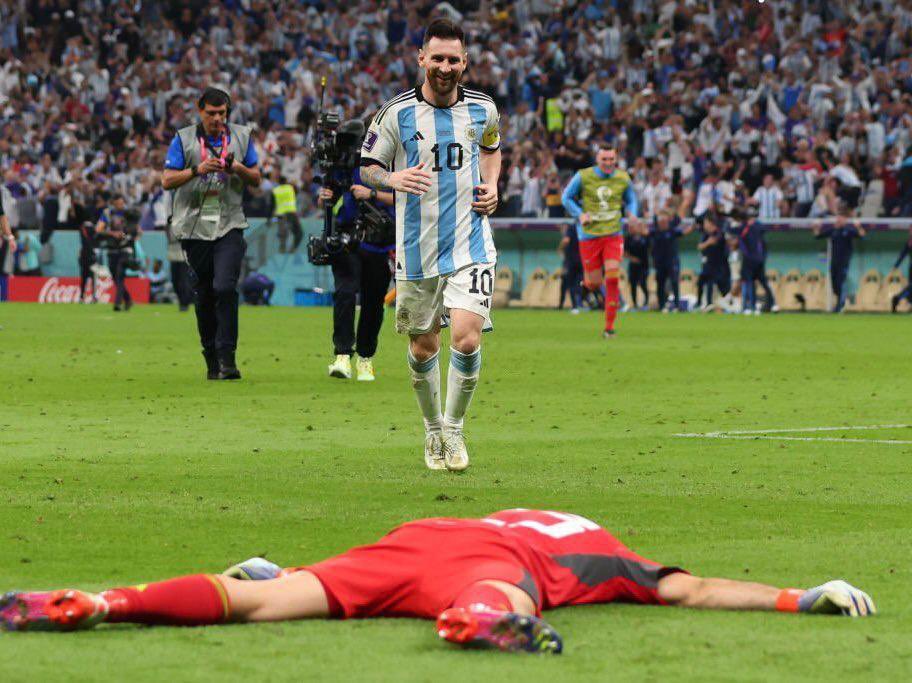 WeAreMessi's tweet photo. Leo Messi with Emi Martinez after the final penalty! 😍😍 https://t.co/Yik5ed5MzQ