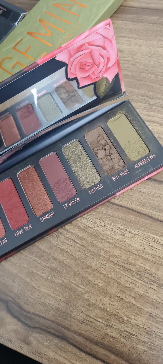 Venosos's tweet photo. @beautybay ordered the 2 Gemini pallets for Xmass for my GF and one arrived with the powder crumbled and damaged. I emailed few days ago but response time is taking forever. I really just want a replacement intime for xmass. Please advise? https://t.co/xD3TfYDO33