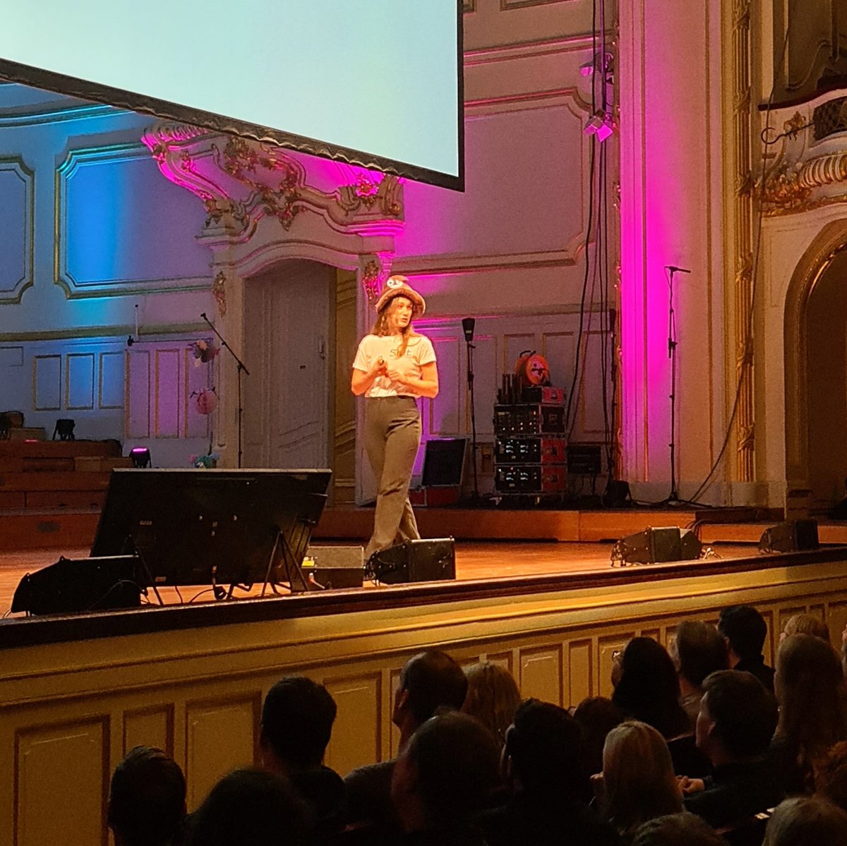 scienceslam's tweet photo. DIE ERGEBNISSE SIND DA! 
Auf Platz 3 hat es @CScharun geschafft. Auf dem 2. Platz: Uwe Gaitzsch. 

Und die neue deutsche Meisterin im Science Slam ist ... 

LISA BUDZINSKI!! @Lisa_Bpunkt. Herzlichen Glückwunsch!! 🥳

#scienceslam #wisskomm #aheartforSCIENCe https://t.co/jcUMikZmjQ