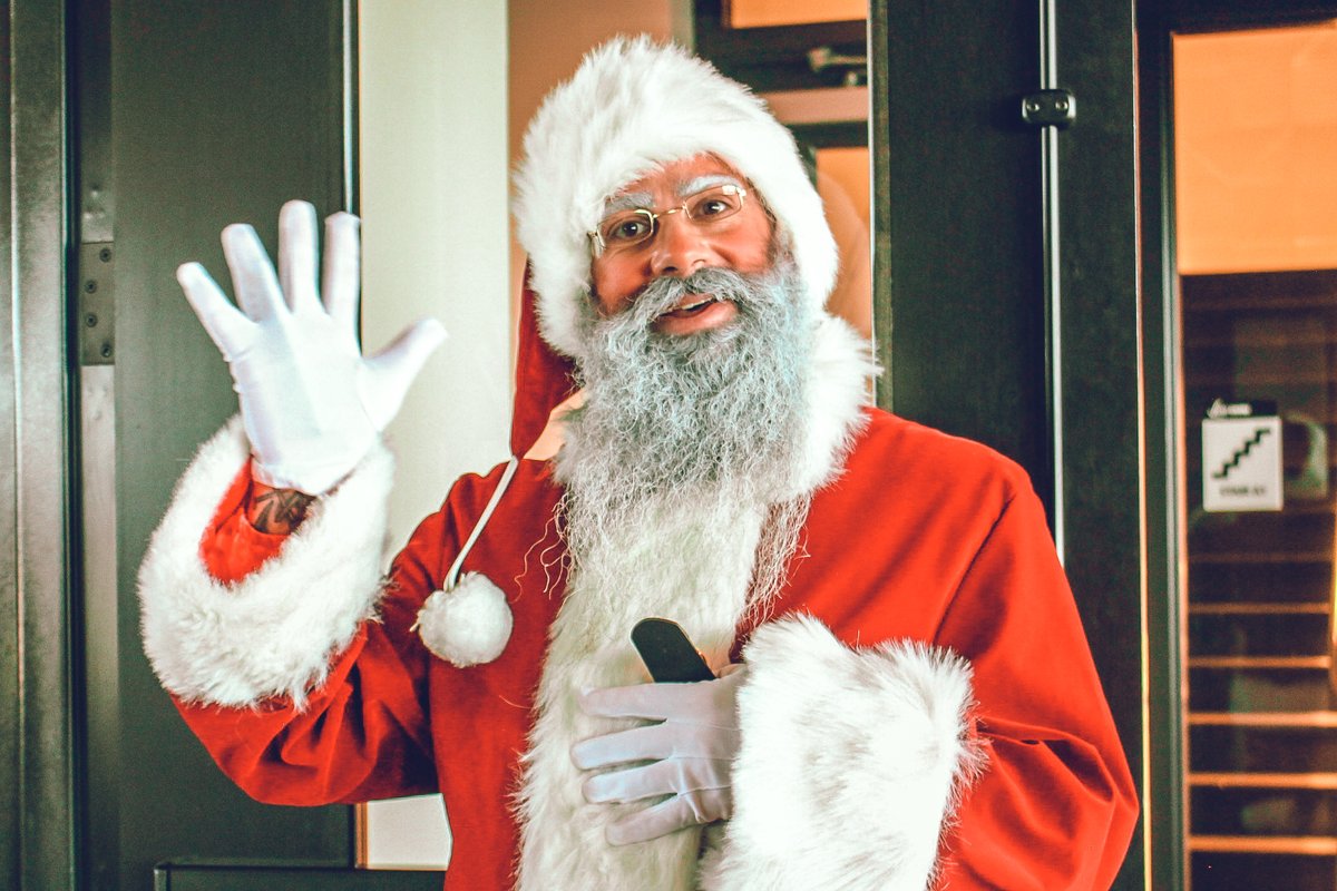 EnchantedNPole's tweet photo. Santa is waiting for you! 😊🎅 

Make some Christmas memories this weekend at The Enchanted North Pole! ❄️ 

Book your experience ➡️ https://t.co/cSZ1yokWmX https://t.co/rtzeOzBaXe