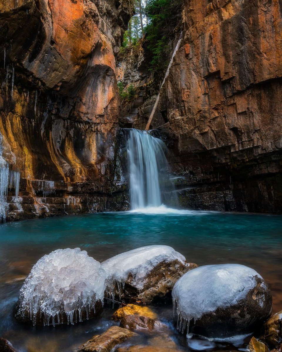 An ice-cold waterfall warms our heart. ❤️ 📸: d_kosea_kaptures