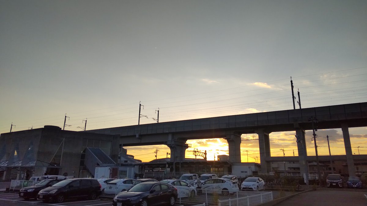 気温7.4℃朝日に包まれた です☀久々昇る太陽を写したら夏から随分移動していました📸当時迄まだしばらくは右へ移動します✨ 今日は年に一度の加能蟹と香箱蟹をW舌鼓の日です🦀😋🦀