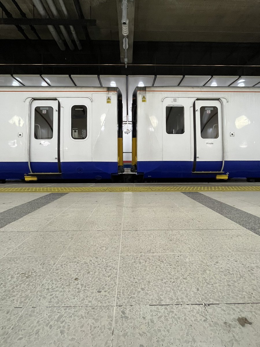 billdalton898's tweet photo. This is not just goodbye, this is the final goodbye ๐
315856 and 315837 with the final Class 315 passenger working, 2C76 18:04 Liverpool Street to Gidea Park
#class315 #networkrail #liverpoolstreet #pep #rip315s #elizabethline #mtr https://t.co/FuvlontTcu