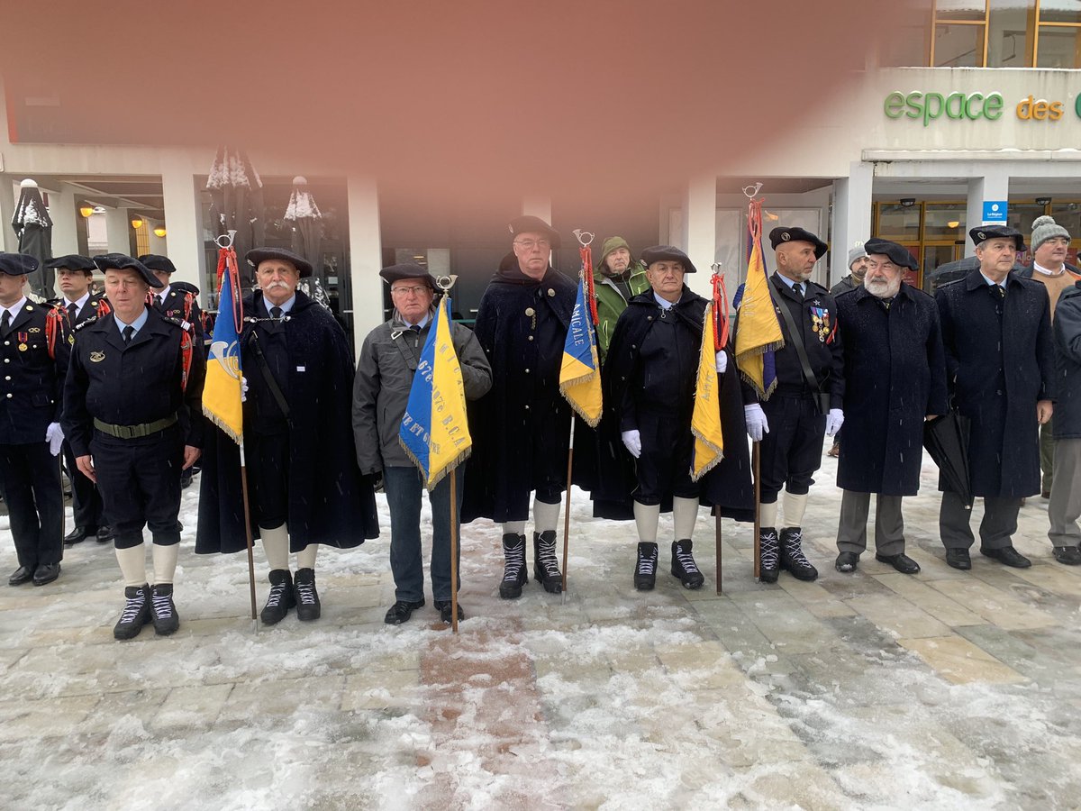 #amicaledu27bca était présente a côté de la Section #jacqueslallande où ces jeunes se sont vus remettre les 2 fourragères que portent tous les chasseurs du 27. Sous une météo d’Alpins, ils sont les dignes héritiers des anciens des Vosges