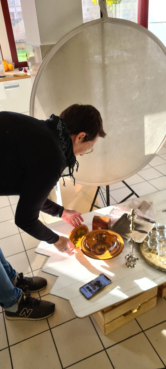 episourire's tweet photo. L'aventure culinaire/photographique se poursuit dans nos murs !!
Loubna, cliente de l'épicerie, s'est mise aux fourneaux pour nous concocter des recettes marocaines, sous le zoom attentif de Marielys Lorthios (photographe culinaire). https://t.co/R5963QQN5a
