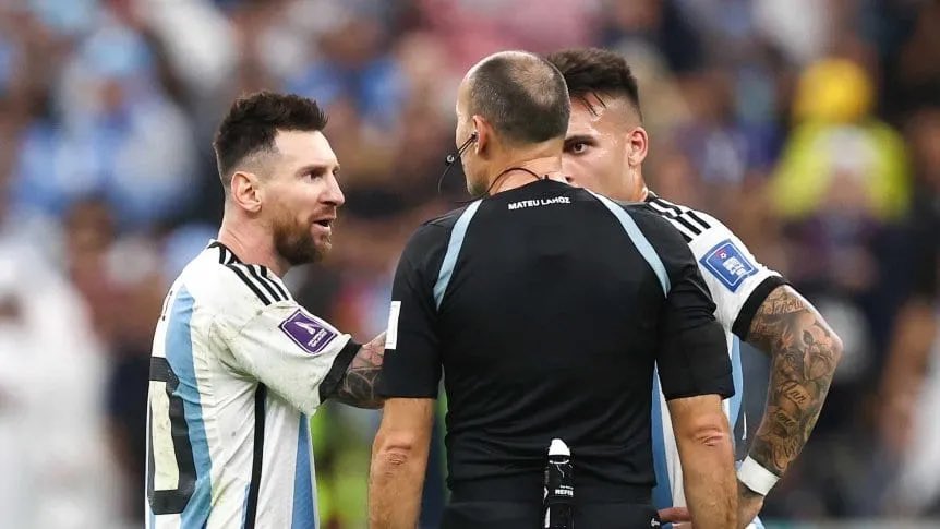 FutbolMuu's tweet photo. Lionel Messi talking shit about the referee after the game the same referee who didn’t book him for a deliberate handball and then he goes on to disrespect Van Gaal the manager of Netherlands.

Imagine if Ronaldo did this. We would never hear the end of it. https://t.co/sfW5sH9dyM
