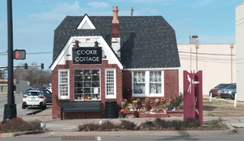 tcblume's tweet image. Norman residents loved her cookies, and now many are distraught at news "Cookie Cottage" owner Shannon Hanchett died alone in a Cleveland Co. jail cell. She was there for 10 days, arrested during what police call a "mental health episode" at another Norman store. 
(thread 1/2)