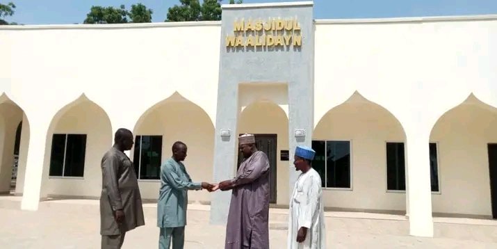 Munirassalafiy's tweet photo. #PANTAMIISWORKING
This is the grand mosque built by Sheikh @ProfIsaPantami at GSSS Gombe School. The mosque was named "Masajdul Waalidayn" which means "Mosque of parents". He's dedicated this mosque to his late parents, may Allah Almighty mercy them. https://t.co/RlBdR4NIaB